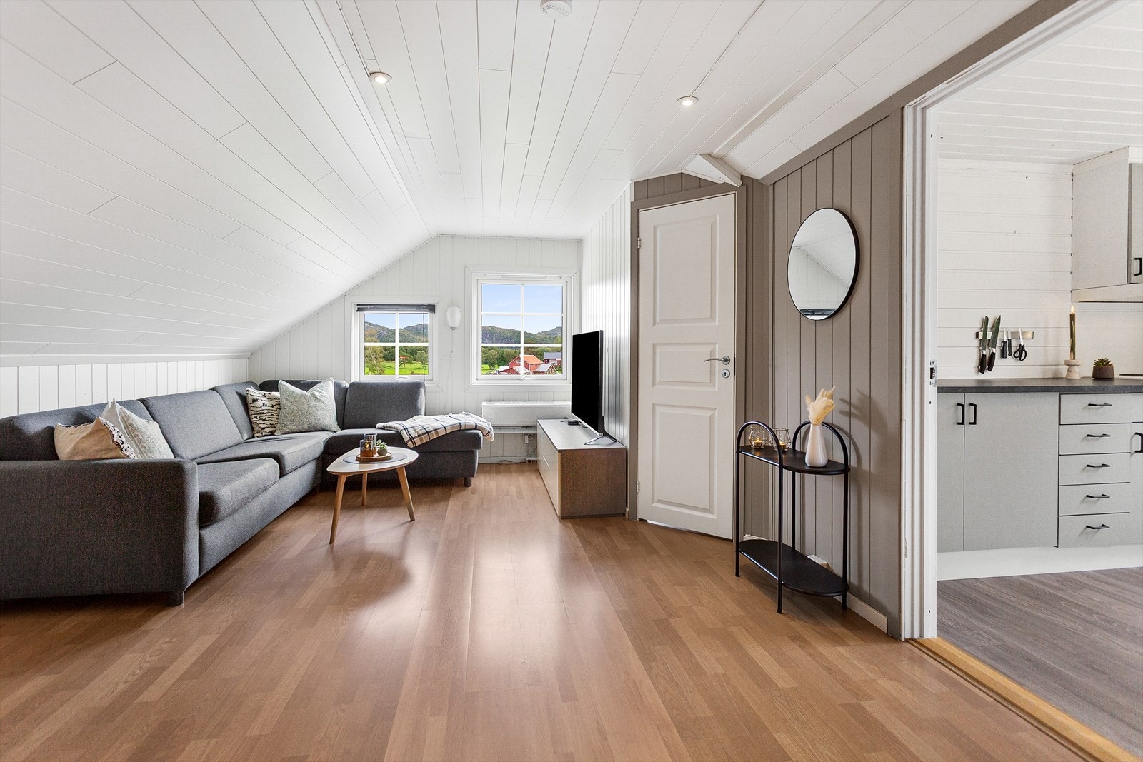 Garasjen er også nylig renovert, og er med entre, to soverom, bad, kjøkken og stue Galleribilde