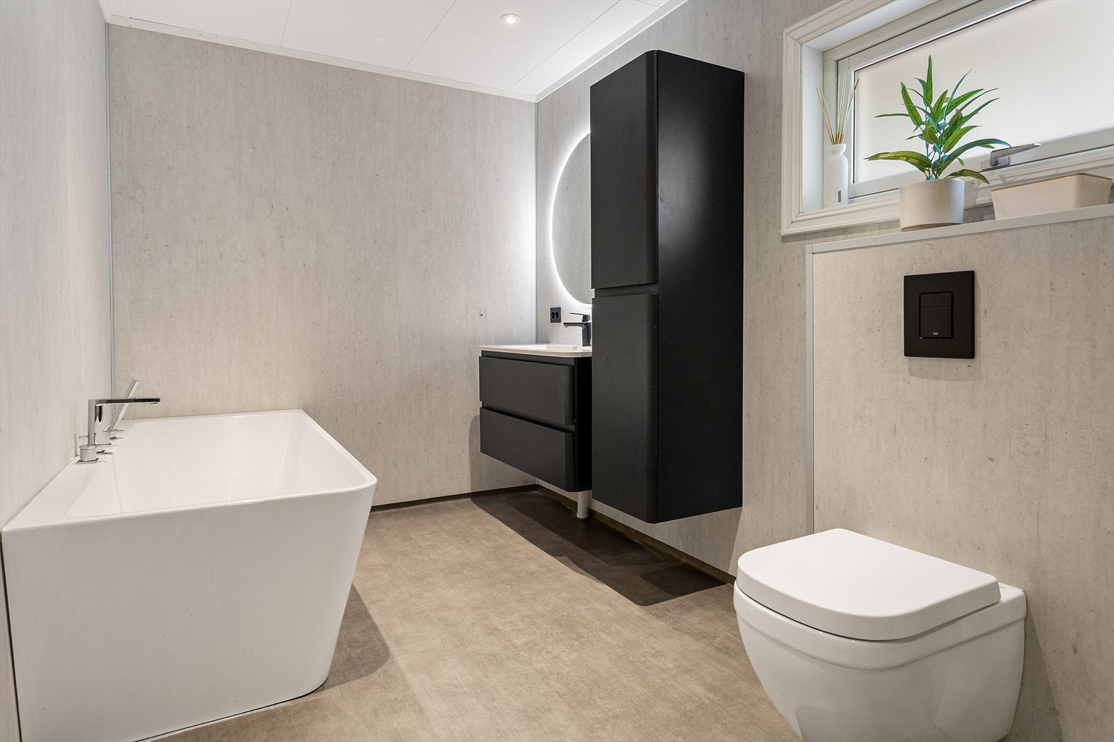 Badet ble totalrenovert i 2023, og er med plater på veggene, flott gulvbelegg, vegghengt WC og fin innredning Galleribilde