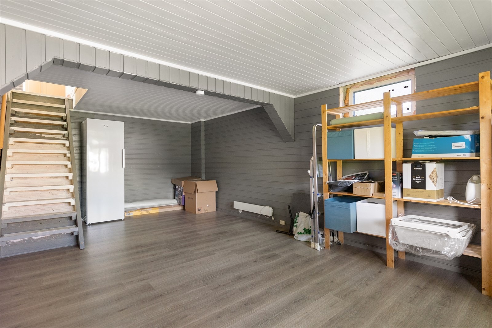 Kjelleretasje med gode møbleringsmuligheter og oppbevaring (Kjeller er ikke omsøk/godkjent) Galleribilde