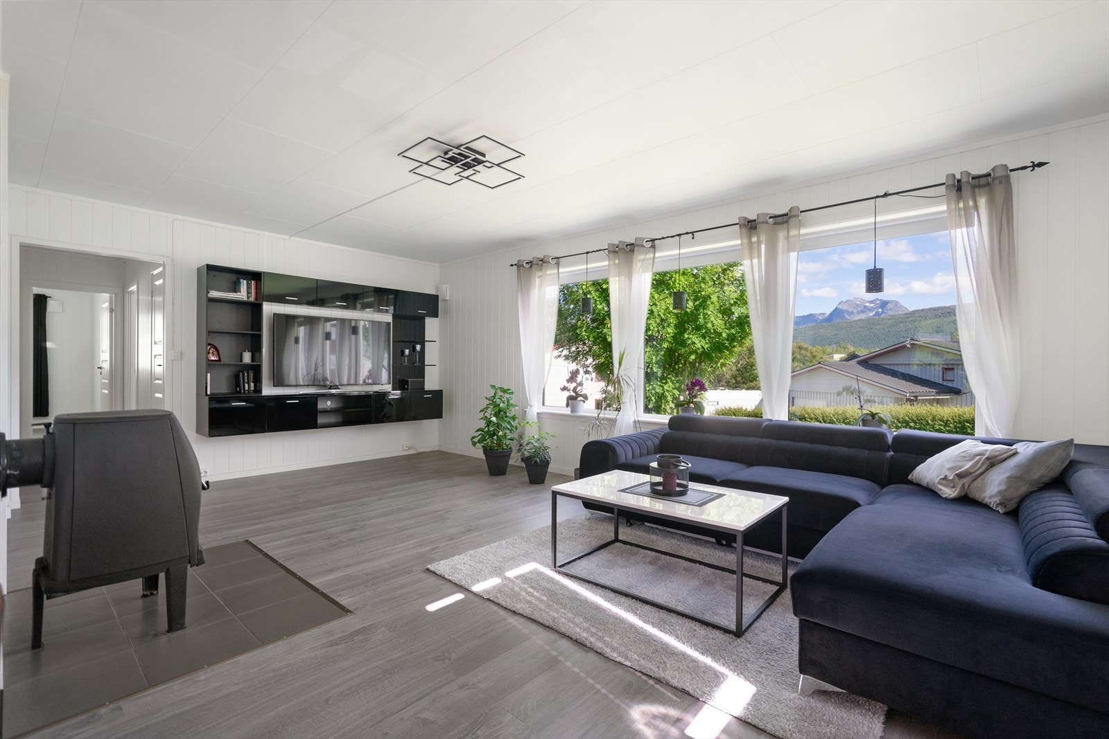 Stor stue med gode møbleringsmuligheter og store vindu som slipper inn mye naturlig lys Galleribilde