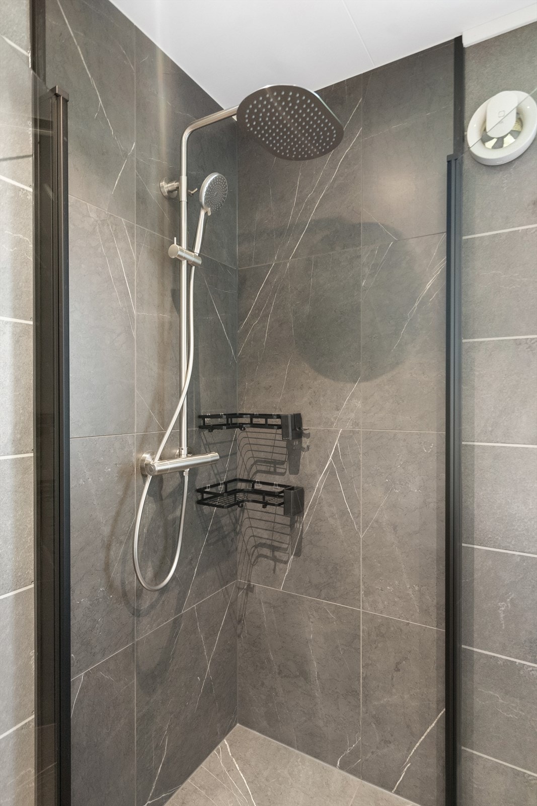 Dusjhjørne med moderne dusjhode og hyller Galleribilde