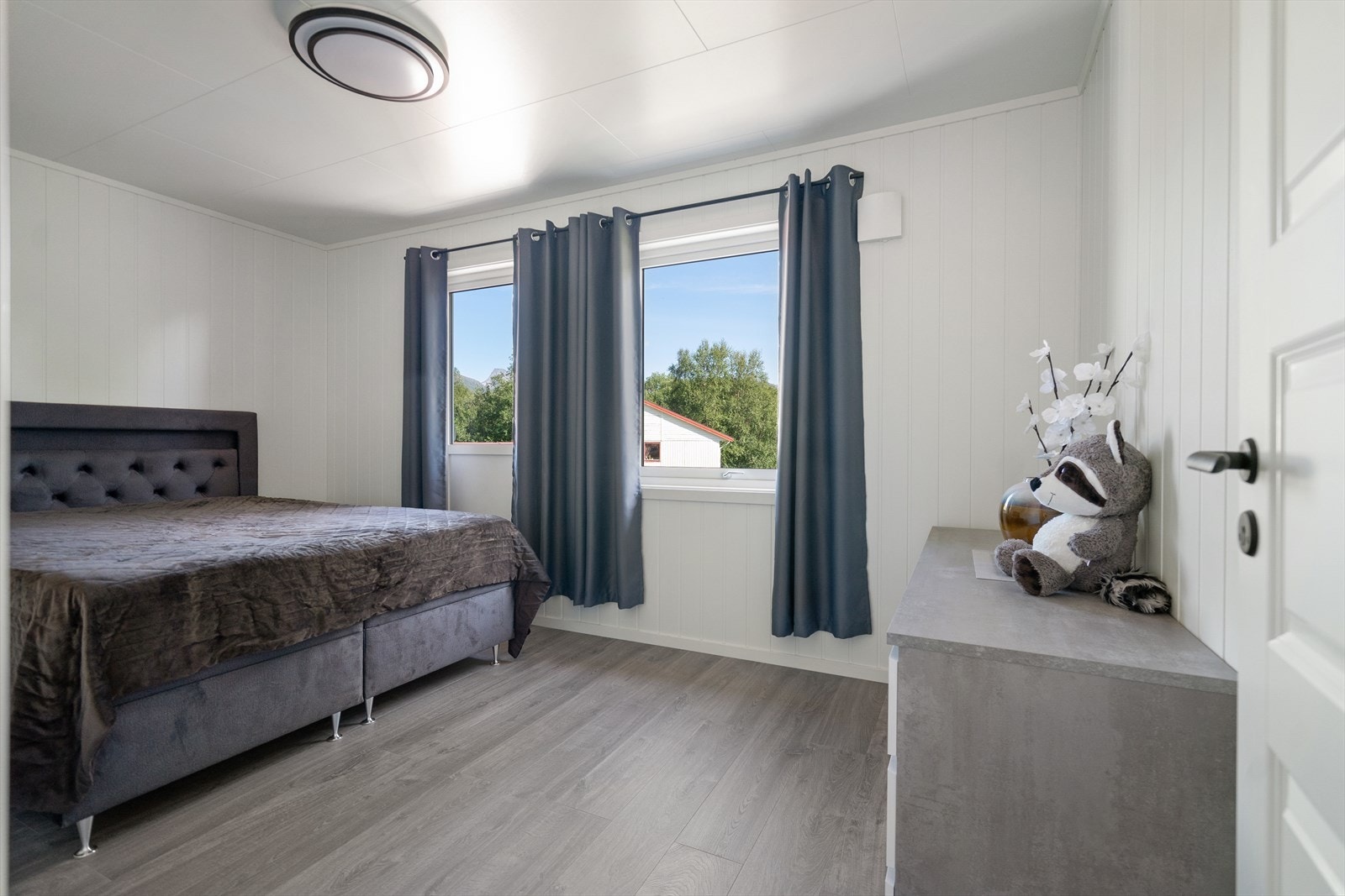 Soverom 1 - God plass til seng og garderobeløsning Galleribilde