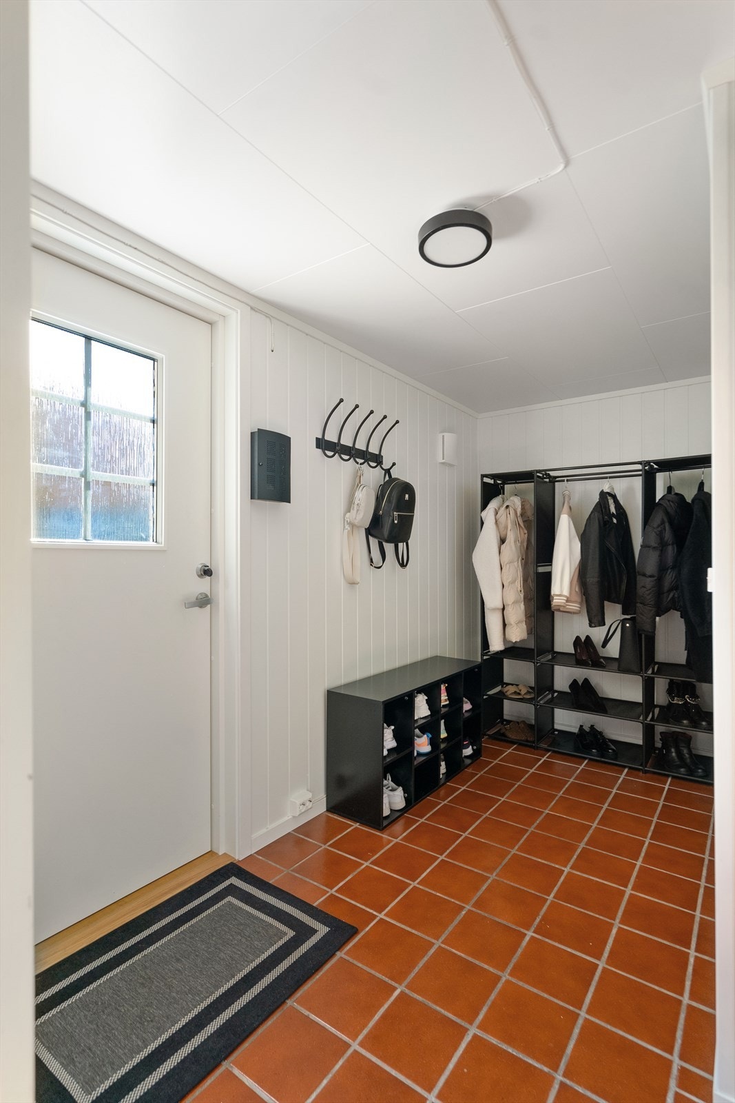 Romslig entré med gode muligheter for garderobe og oppheng Galleribilde