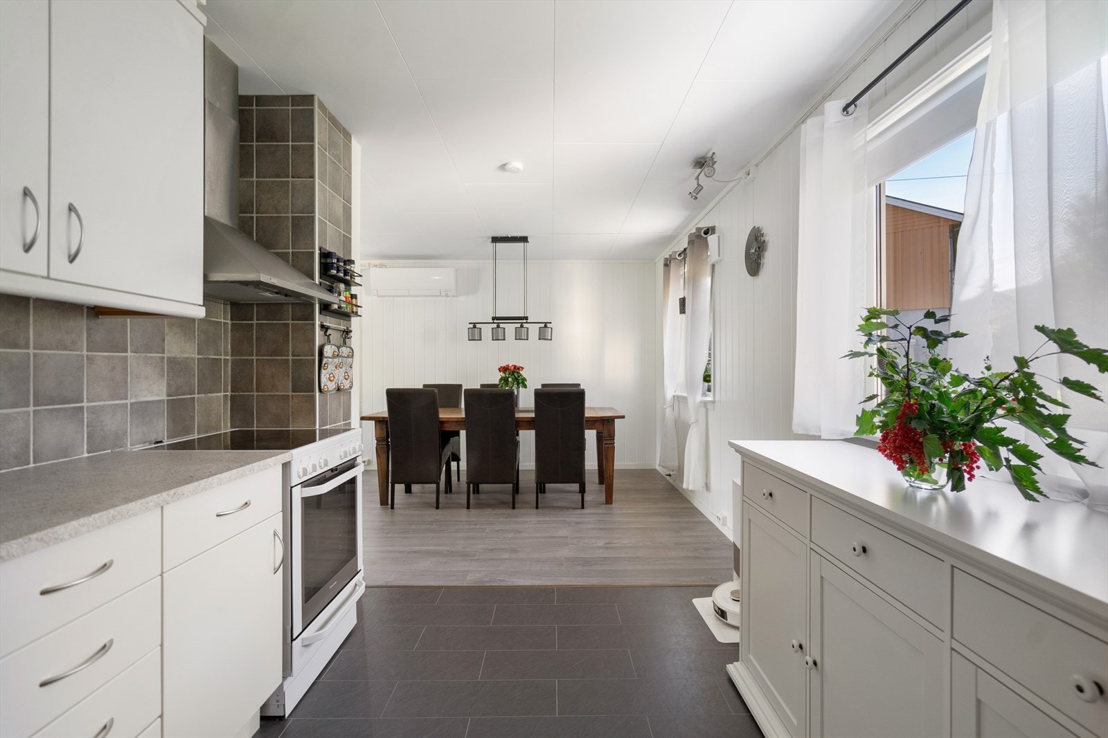 Fra kjøkkenet kommer du videre inn i spisestue Galleribilde