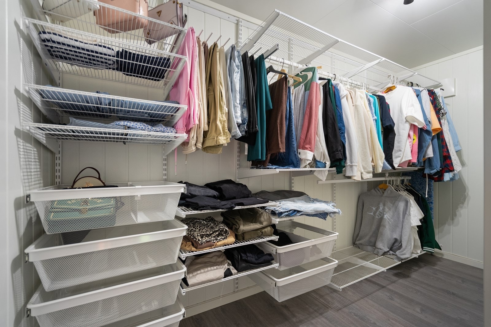 Praktisk walk-in closet med god plass til oppheng av klær Galleribilde