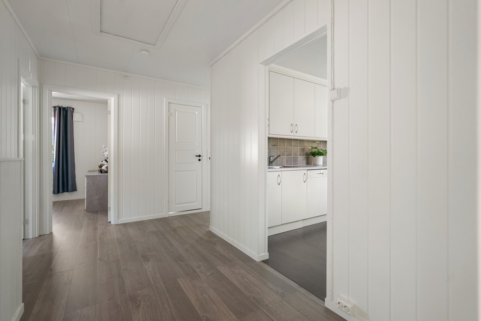 Gang med adkomst til ulike rom Galleribilde