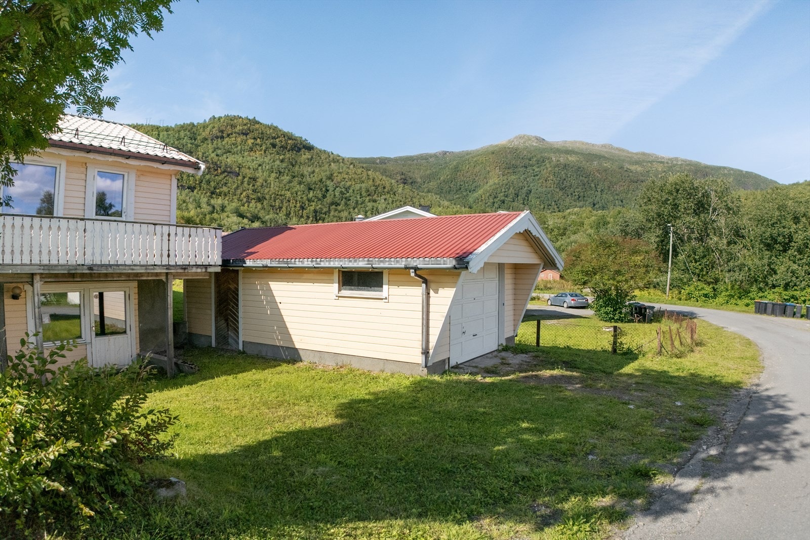 Garasje med god plass Galleribilde