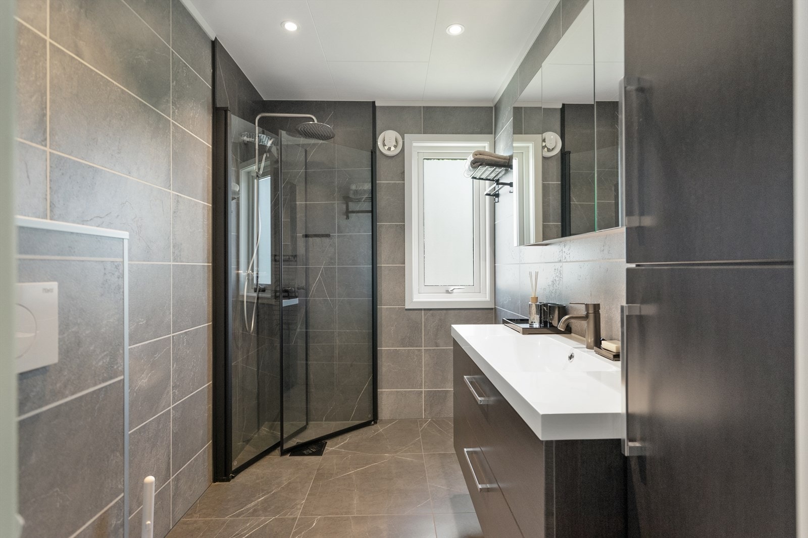 Stilrent bad med romslig baderomsinnredning og stor servant Galleribilde