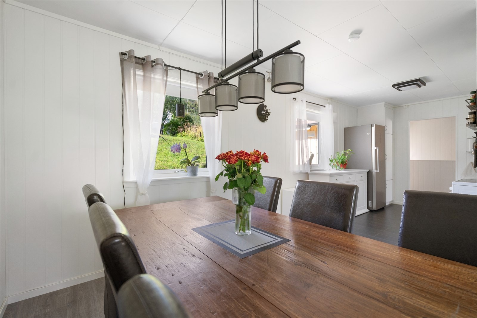 Spisestuen er lys og luftig, med god plass for spisebord Galleribilde