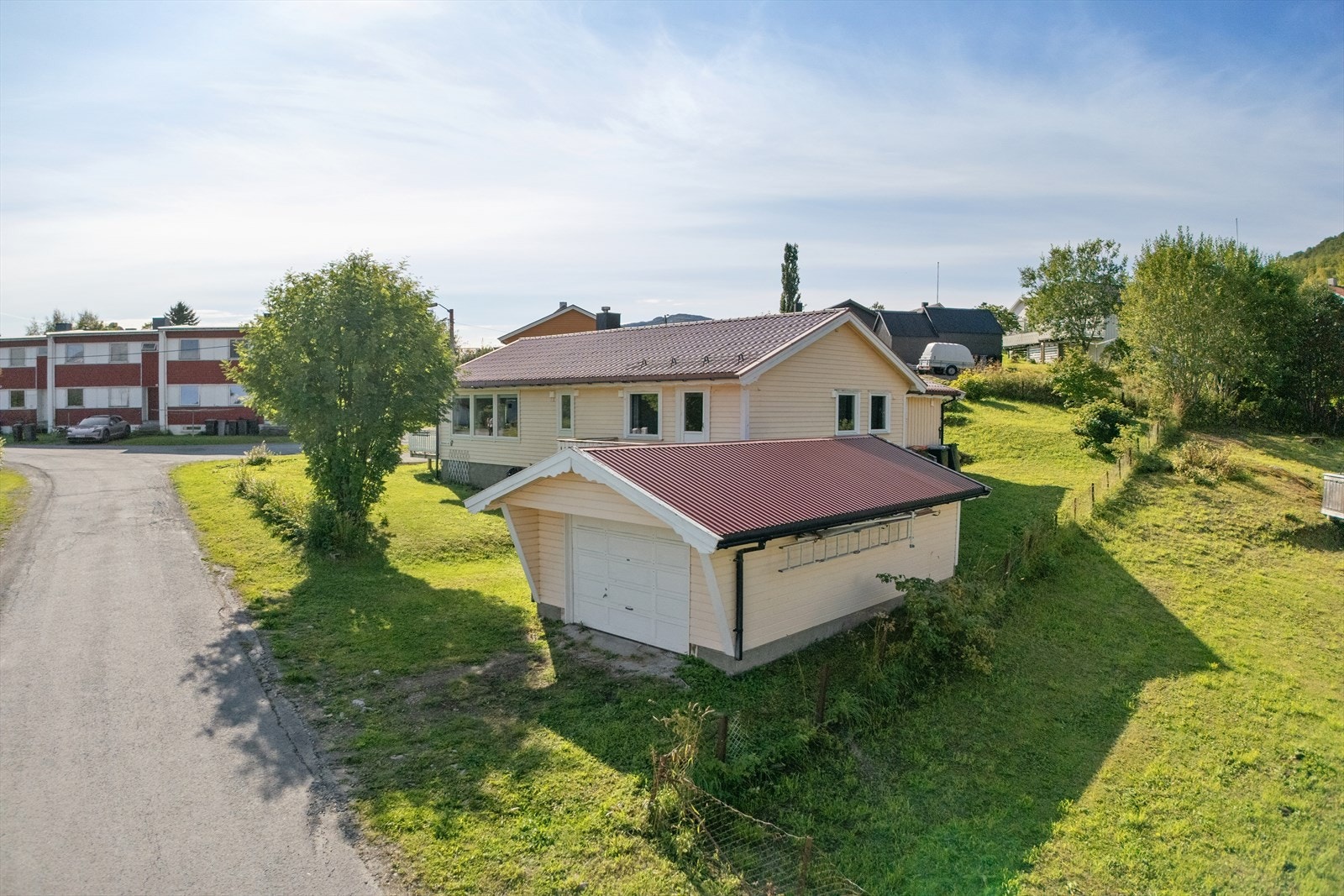 Enebolig med mange grønne områder rundt huset Galleribilde