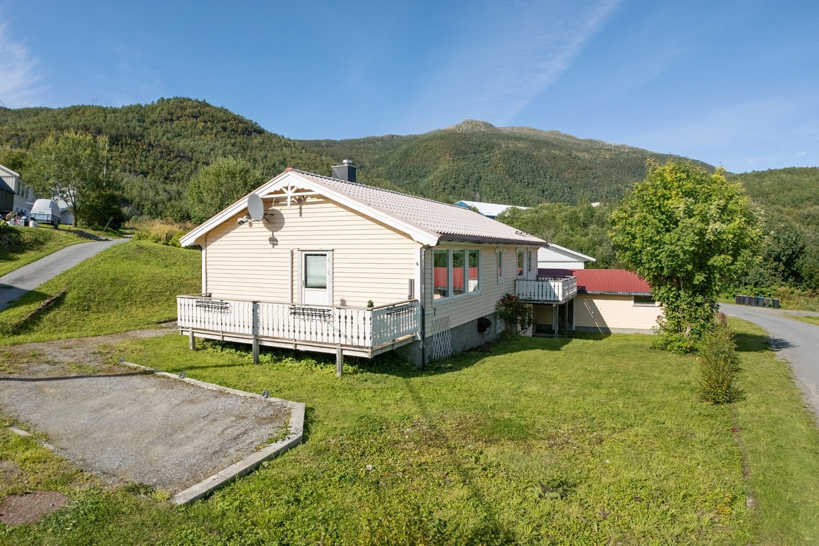 Eneboligen har parkering, hage og garasje Galleribilde