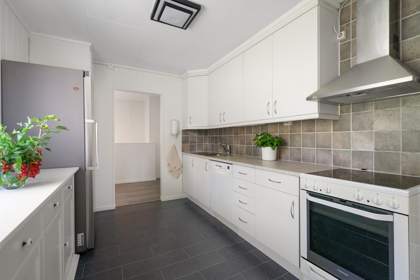 Kjøkken med god benke- og skapplass Galleribilde