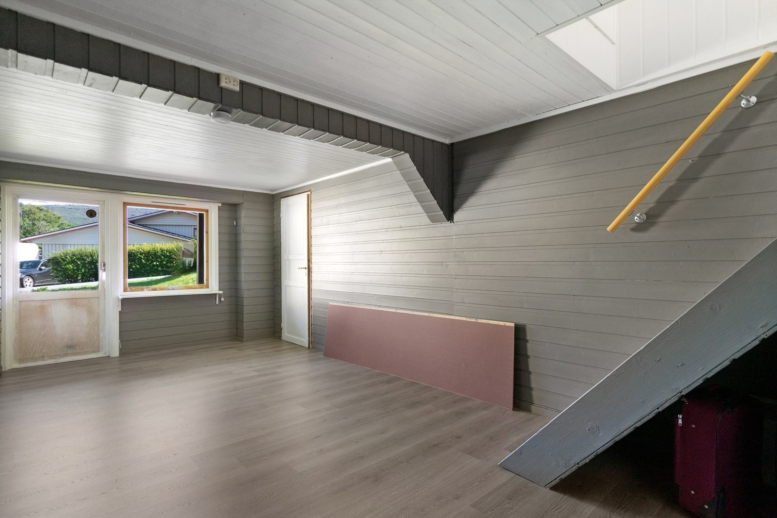 Fra kjeller har du utgangsdør til hage og toalettrom (Kjeller er ikke omsøk/godkjent) Galleribilde