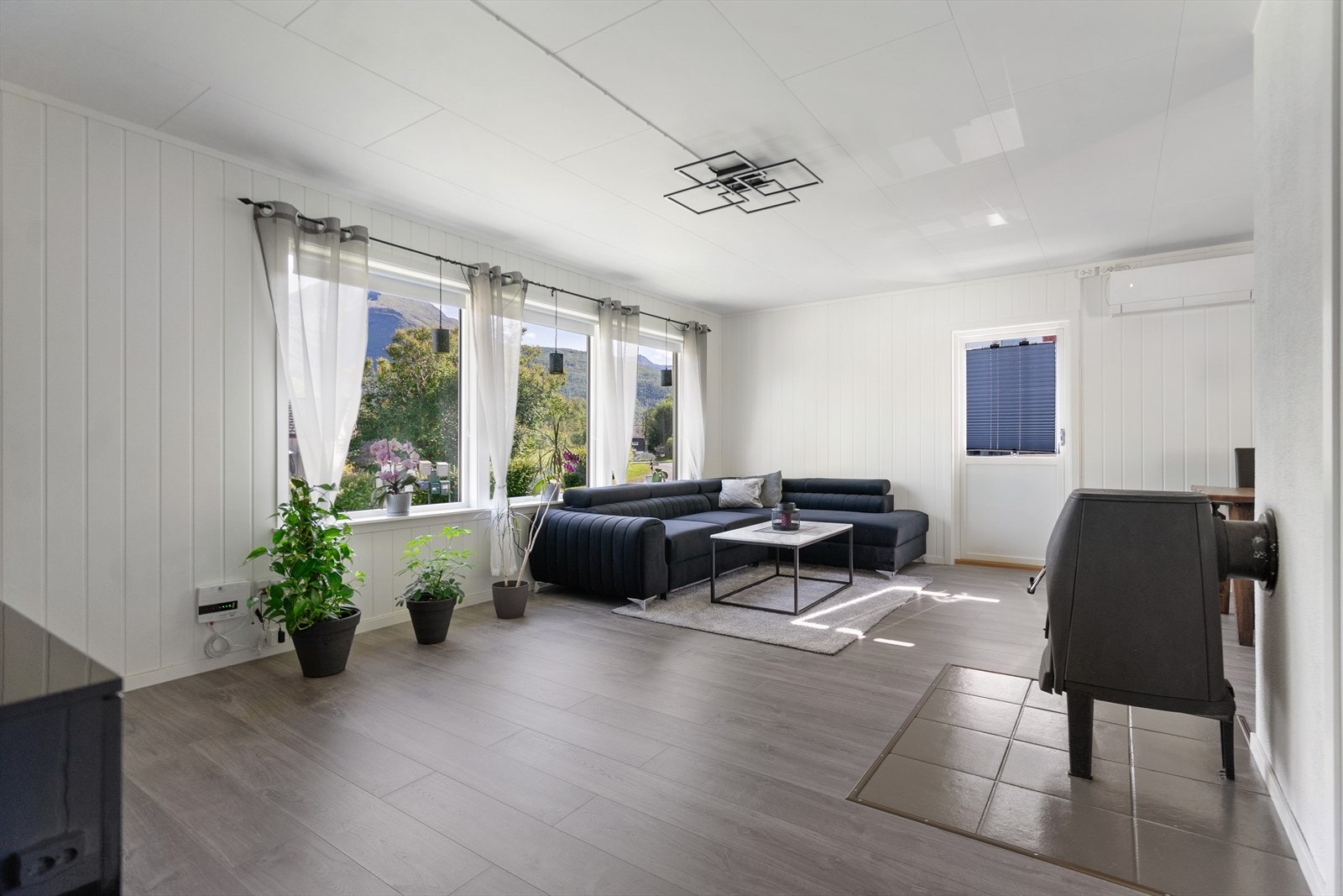 Stuen er utstyrt med vedfyring og varmepumpe Galleribilde