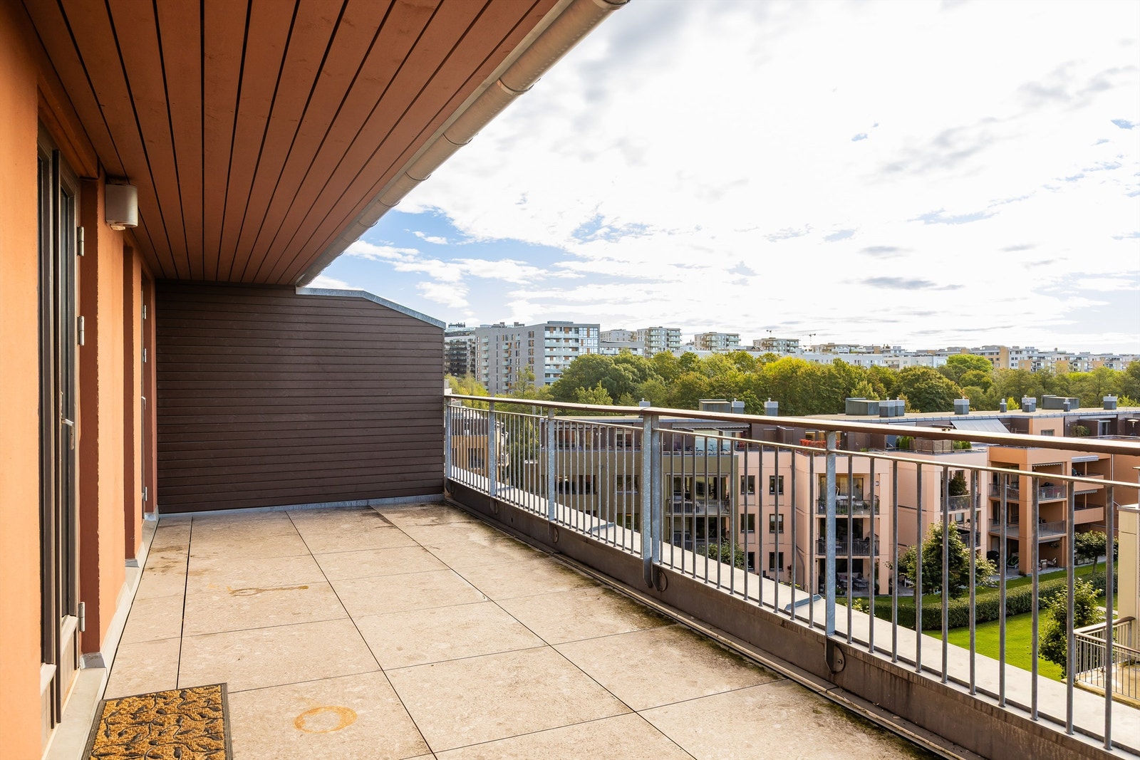 Balkongen på 22 kvm vender mot sør og selger opplyser om sol fra 09:00-20:00 på sommeren. Galleribilde