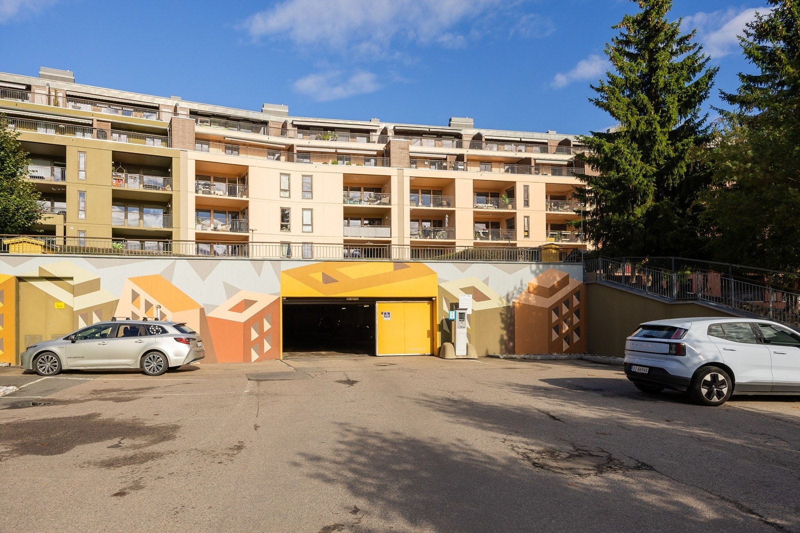 Innkjørsel til sameiets garasjeanlegg. Galleribilde