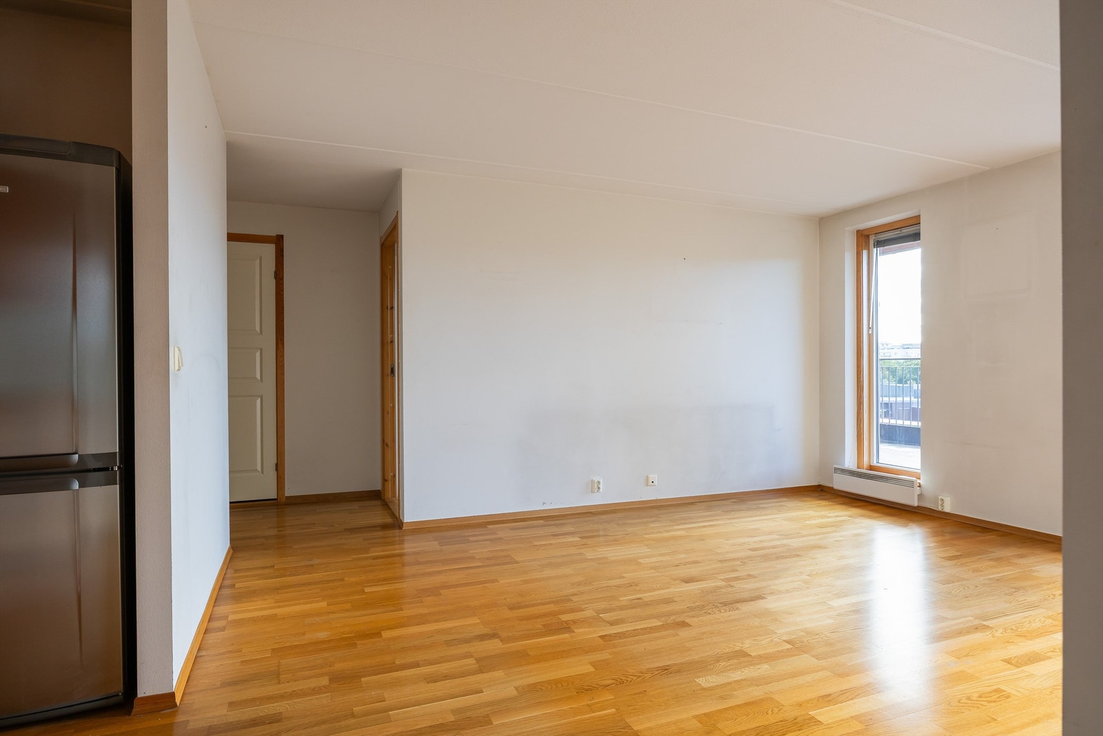 Eikeparkett på gulv og lyse, malte flater. Galleribilde