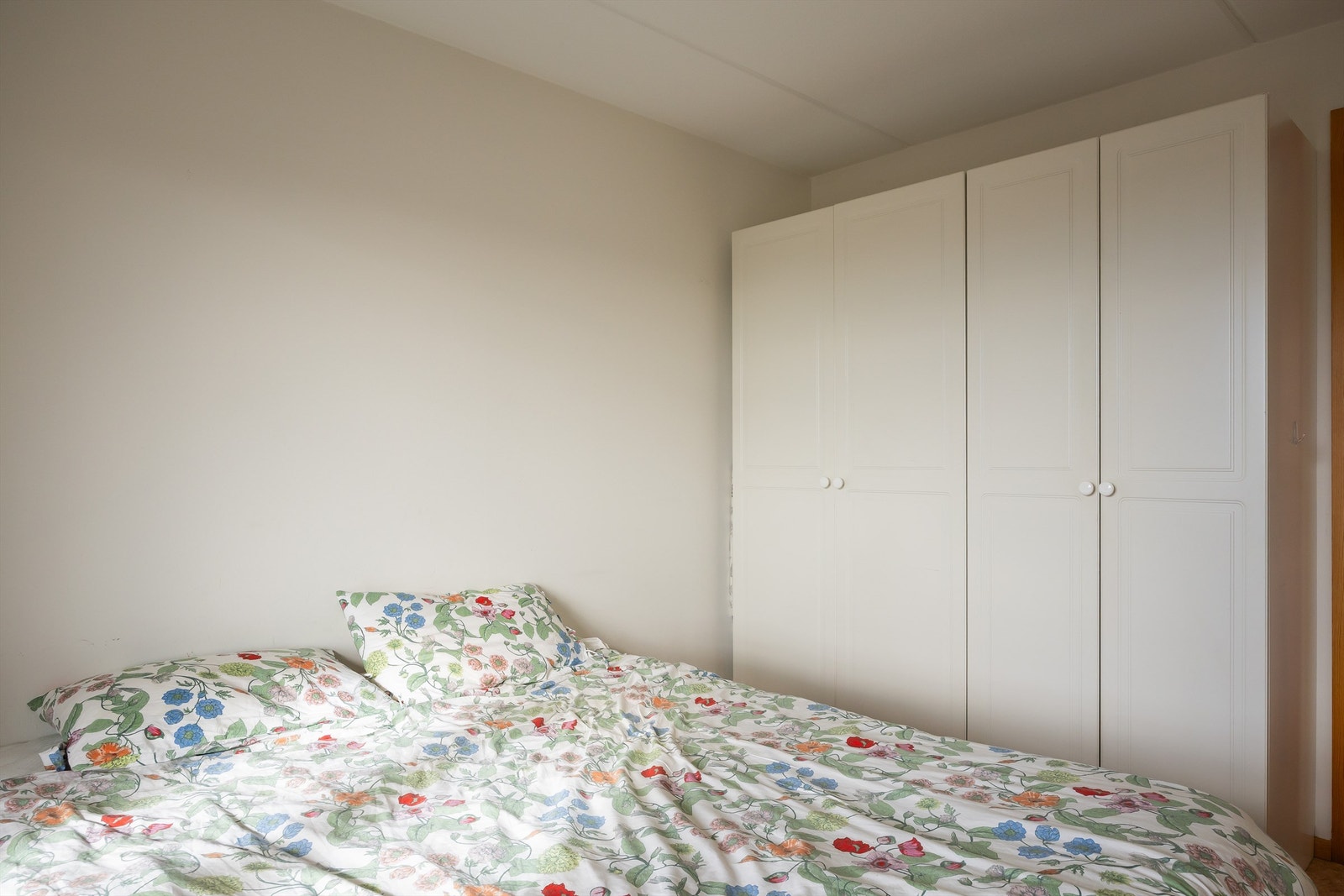 Garderobeskap medfølger. Galleribilde