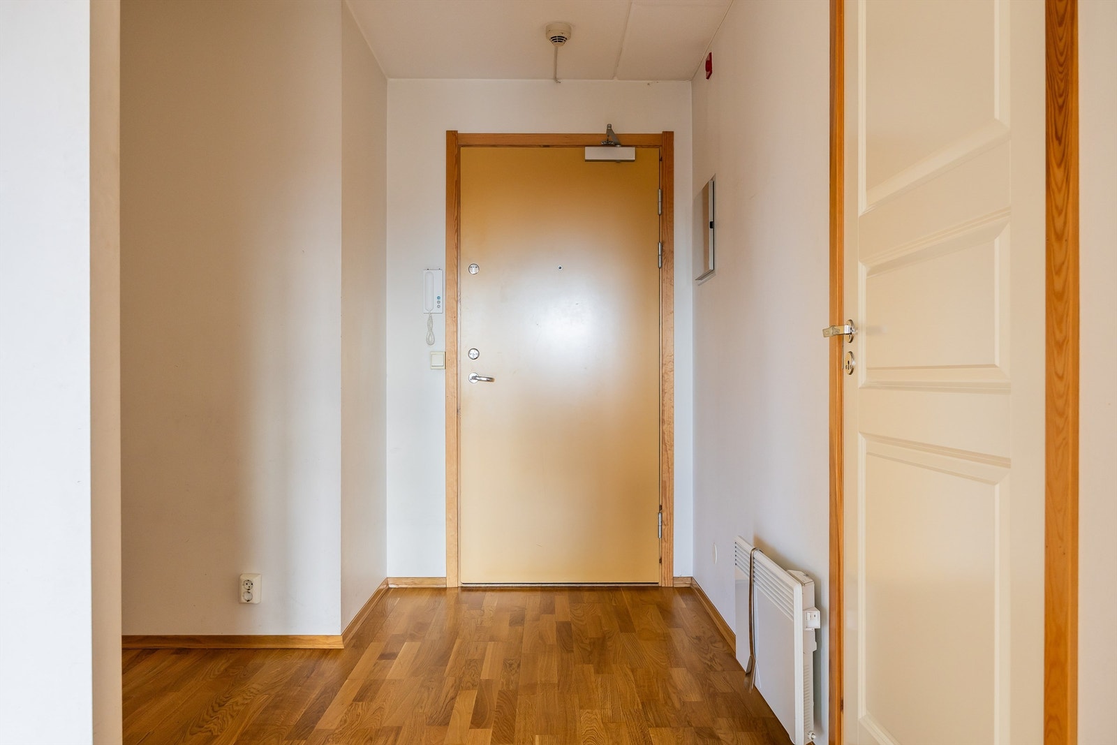 Lyst og romslig inngangsparti med god plass til garderobeløsning. Galleribilde