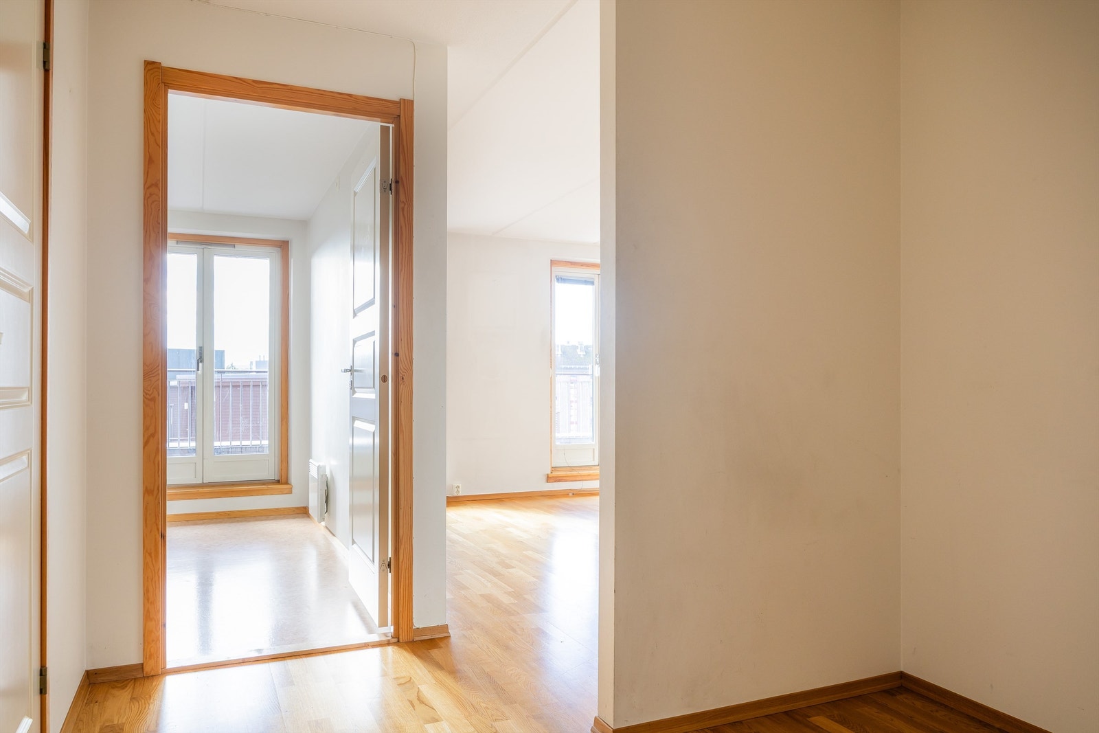 Entréen fremstår lys med god tilgang til øvrige rom. Galleribilde