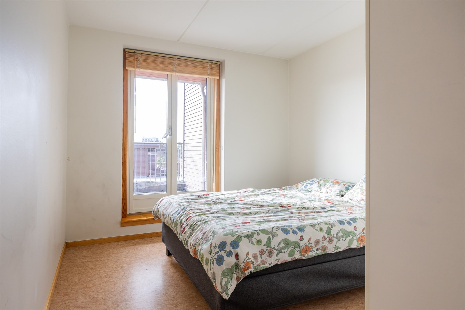 Soverom nr. 1 har plass til garderobeskap, dobbeltseng og tilhørende møblement. Begge soverom har utgang til balkongen. Galleribilde