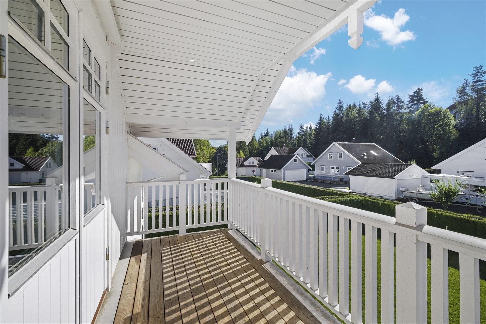 Koselig balkong ut fra loftstue, med plass til noen hyggelige utemøbler Galleribilde