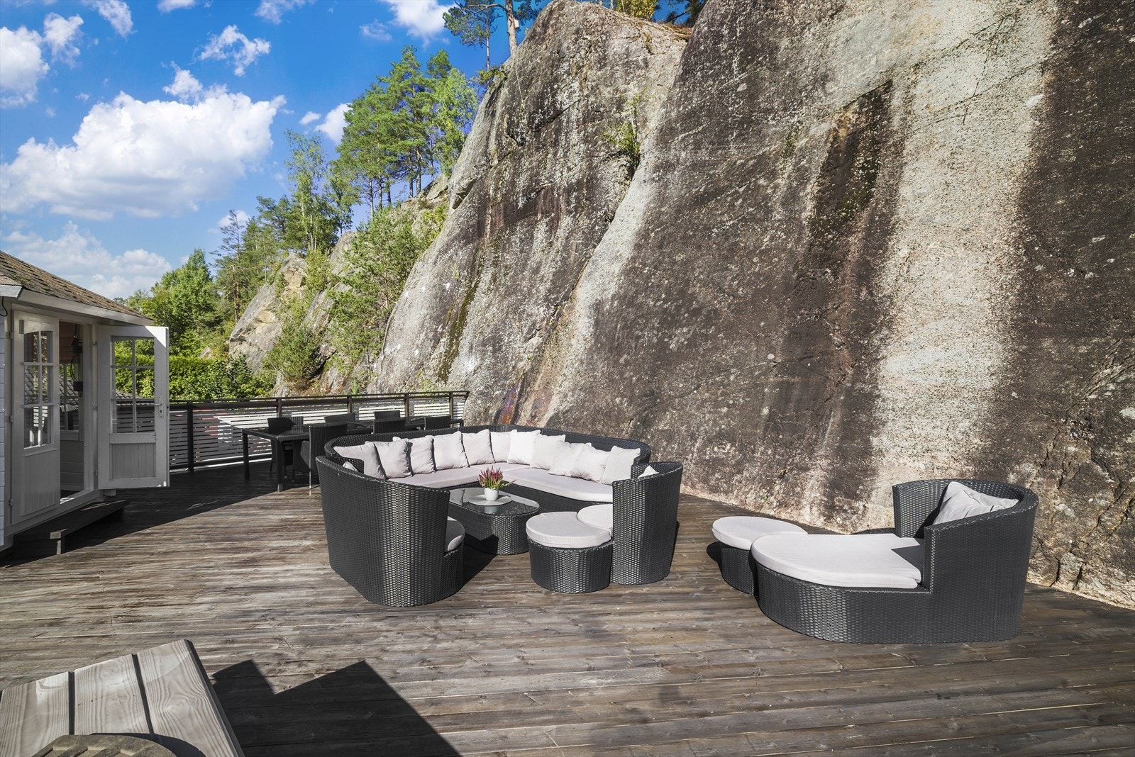 Uteområdet byr på flere sosiale og solrike soner, med god plass til flere sittegrupper Galleribilde