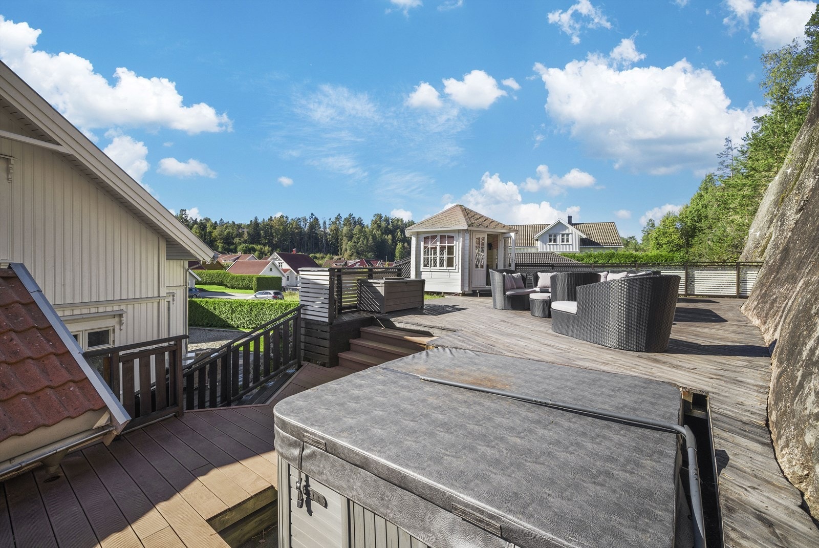 Det er opplegg til spabad på denne terrassen Galleribilde