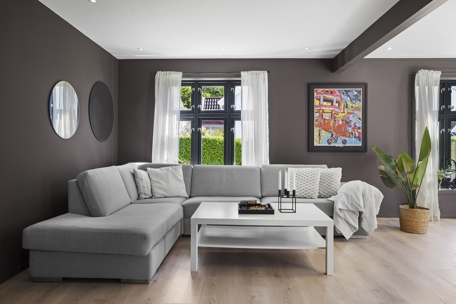 Mørke vegger som skaper en rolig, lun og hyggelig atmosfære Galleribilde