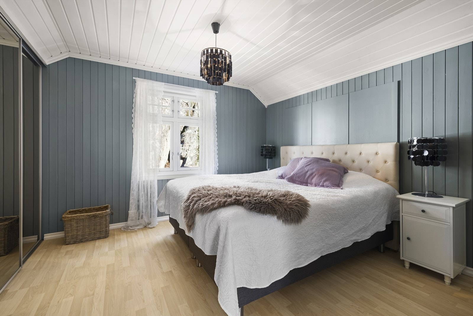 Dette soverommet er opprinnelig bod i henhold til originale byggetegninger. Innredning av rommet er ikke bruksendret/omsøkt og er derfor ikke godkjent for varig opphold Galleribilde