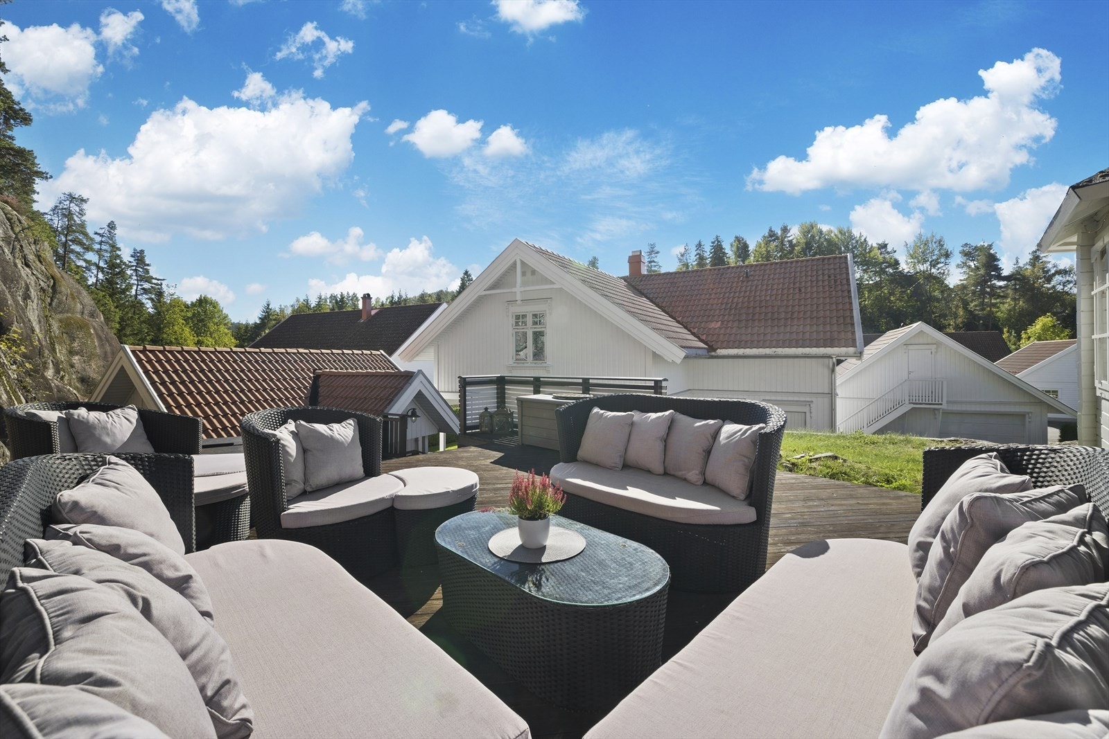 Stor terrasse med særdeles gode solforhold og skjermet for innsyn - adkomst til lysthus og uthus Galleribilde