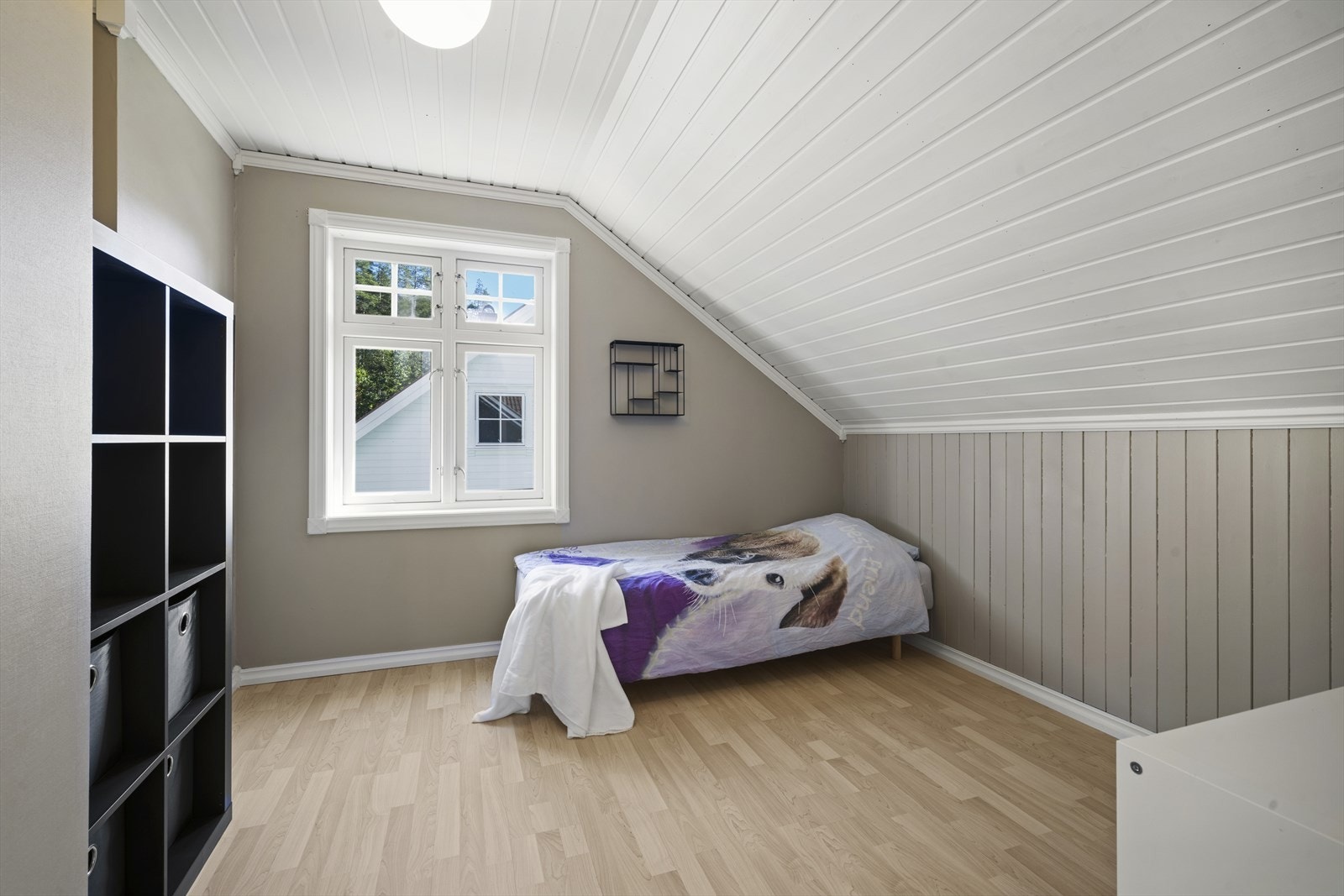 Soverom med plass til seng, kommode og tilhørende møblement Galleribilde