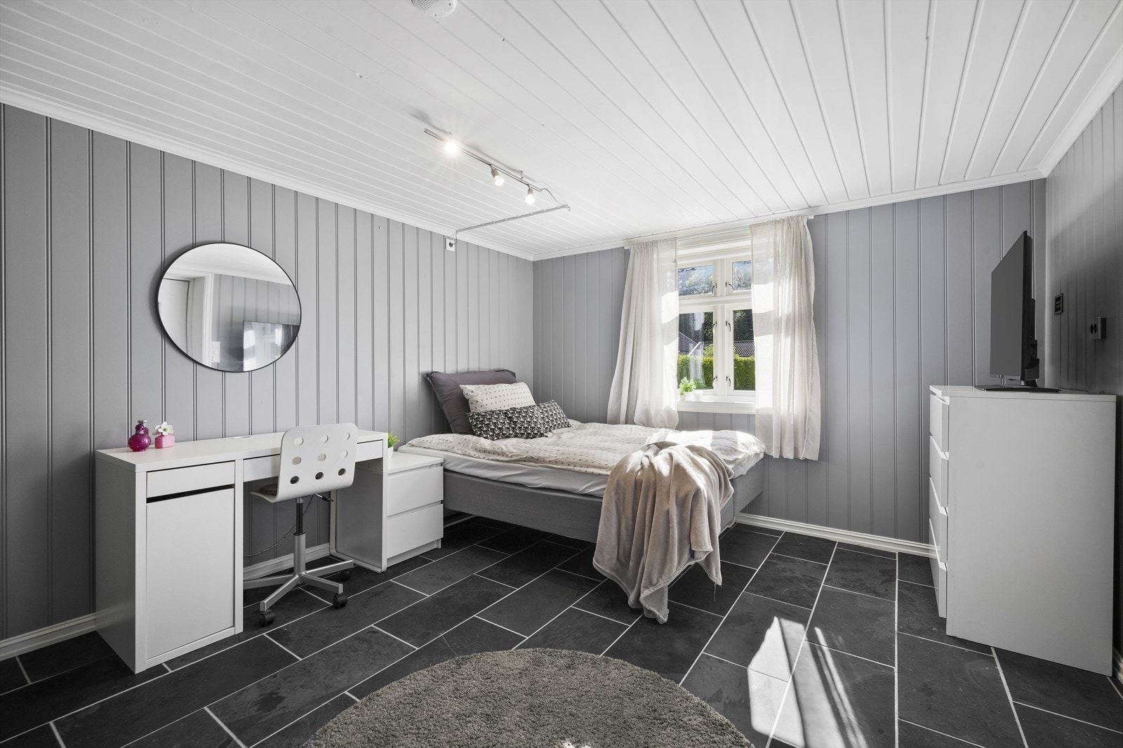 Eier har etablert soverom/ungdomsrom i utvendig, isolert anneks. Dette er tegnet og omsøkt kommune som vedbod. Innredning av rommet er ikke bruksendret/omsøkt og er derfor ikke godkjent for varig opphold Galleribilde