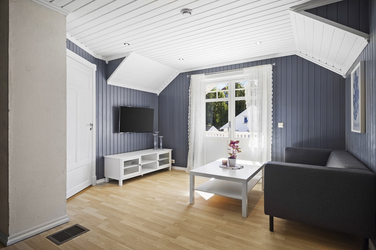 Praktisk loftstue som kan brukes som tv-stue, med utgang til balkong Galleribilde