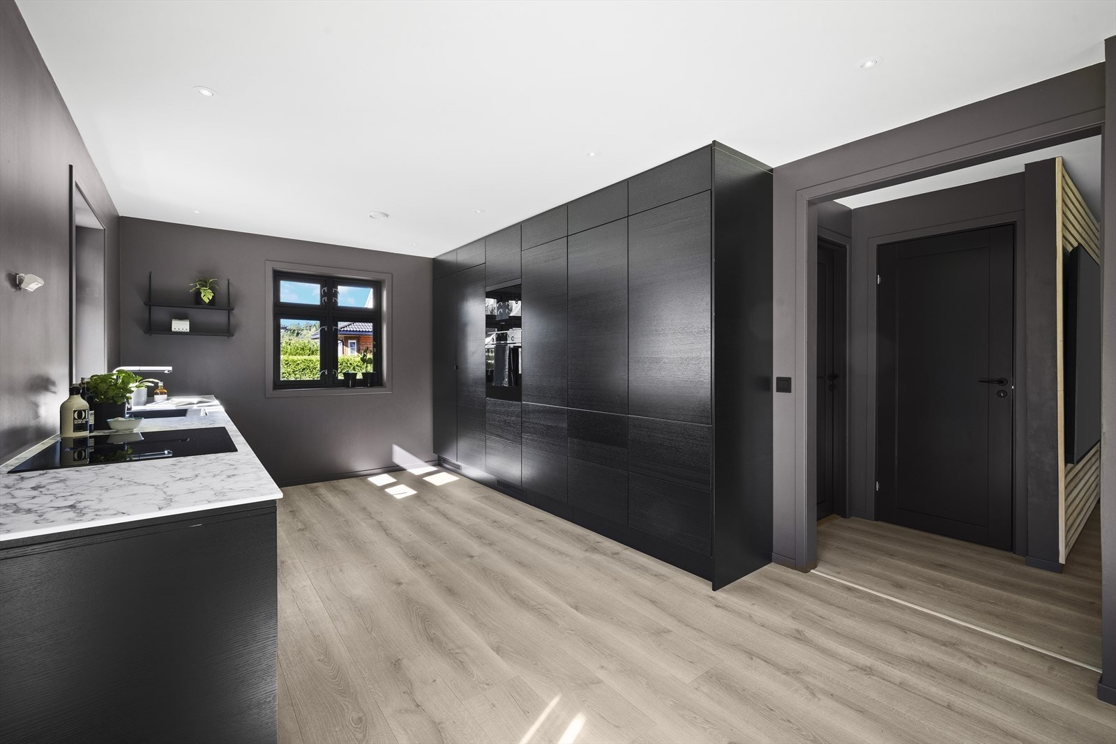 Det er meget god oppbevaringsplass i innredning og rikelig med arbeidsplass på benkeflater Galleribilde