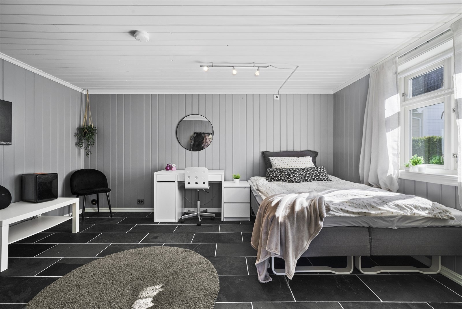 Eier har etablert soverom/ungdomsrom i utvendig, isolert anneks. Dette er tegnet og omsøkt kommune som vedbod. Innredning av rommet er ikke bruksendret/omsøkt og er derfor ikke godkjent for varig opphold Galleribilde