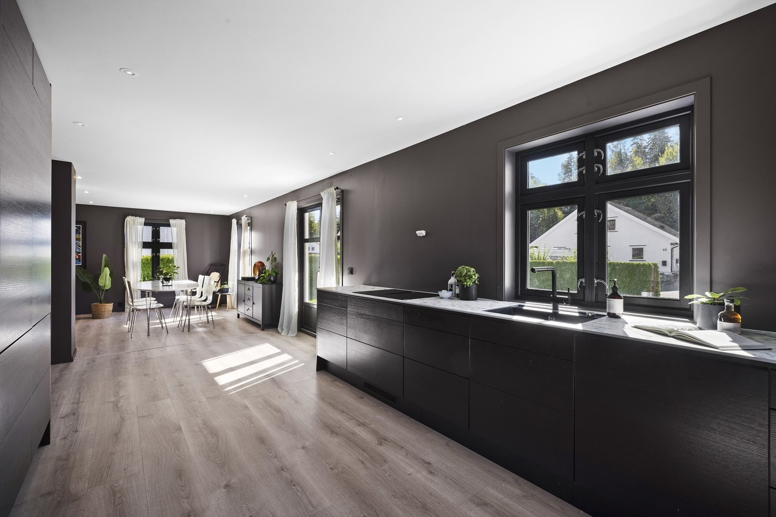 Kjøkkenet ligger i en sosial og åpen løsning mot spisestuen Galleribilde