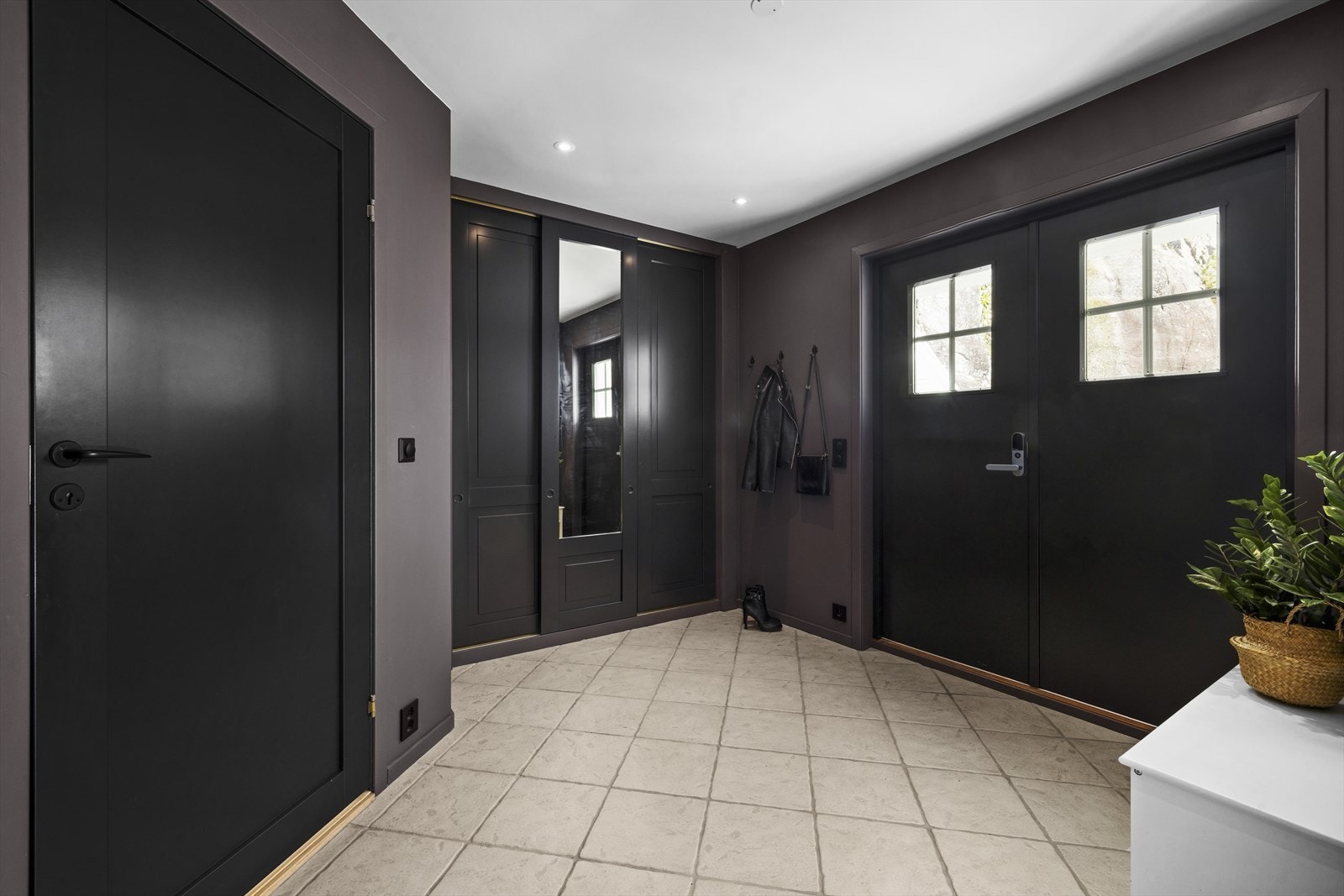 Romslig flislagt entrè med god garderobeplass Galleribilde