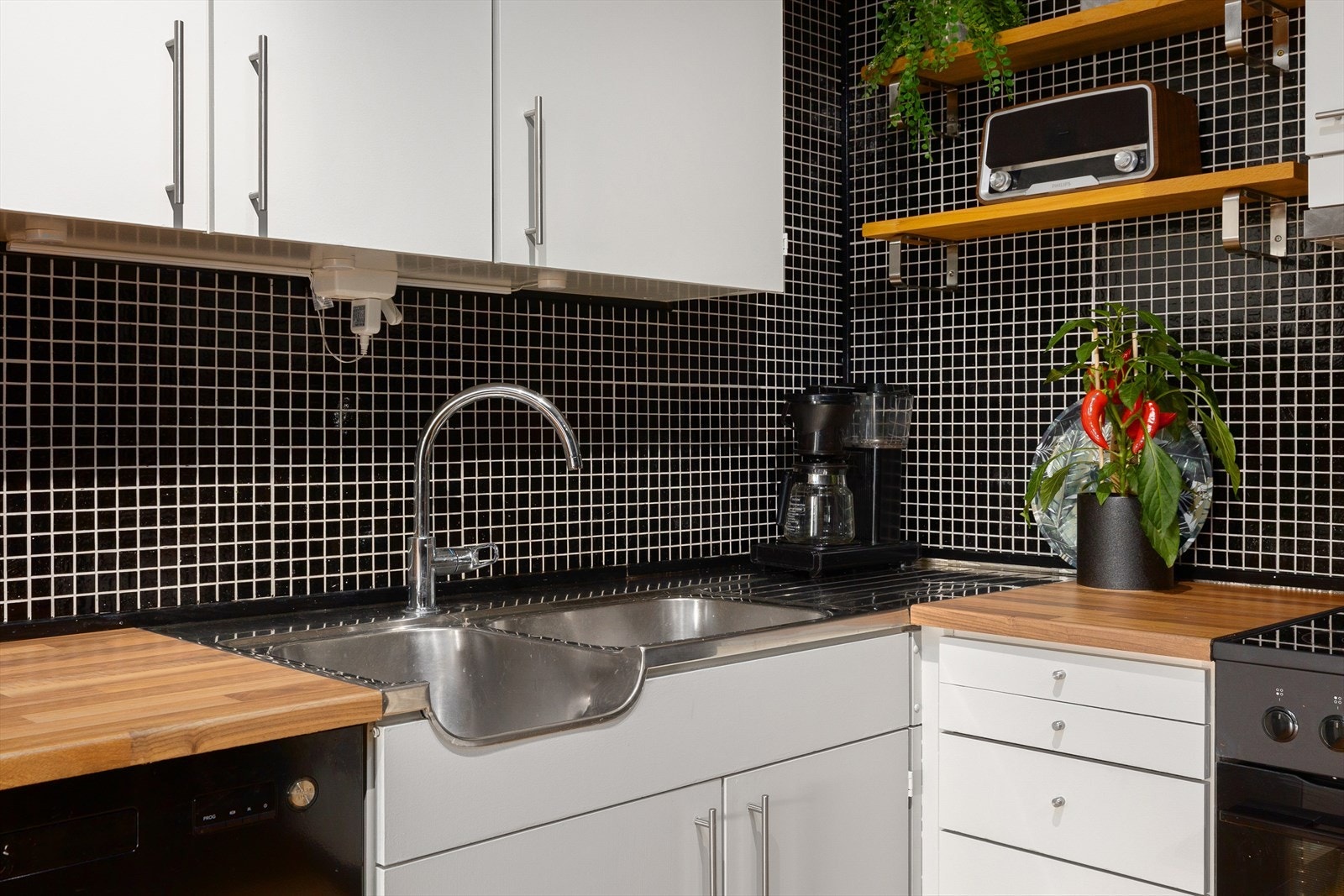 Veggene på kjøkkenet er flisbelagt Galleribilde