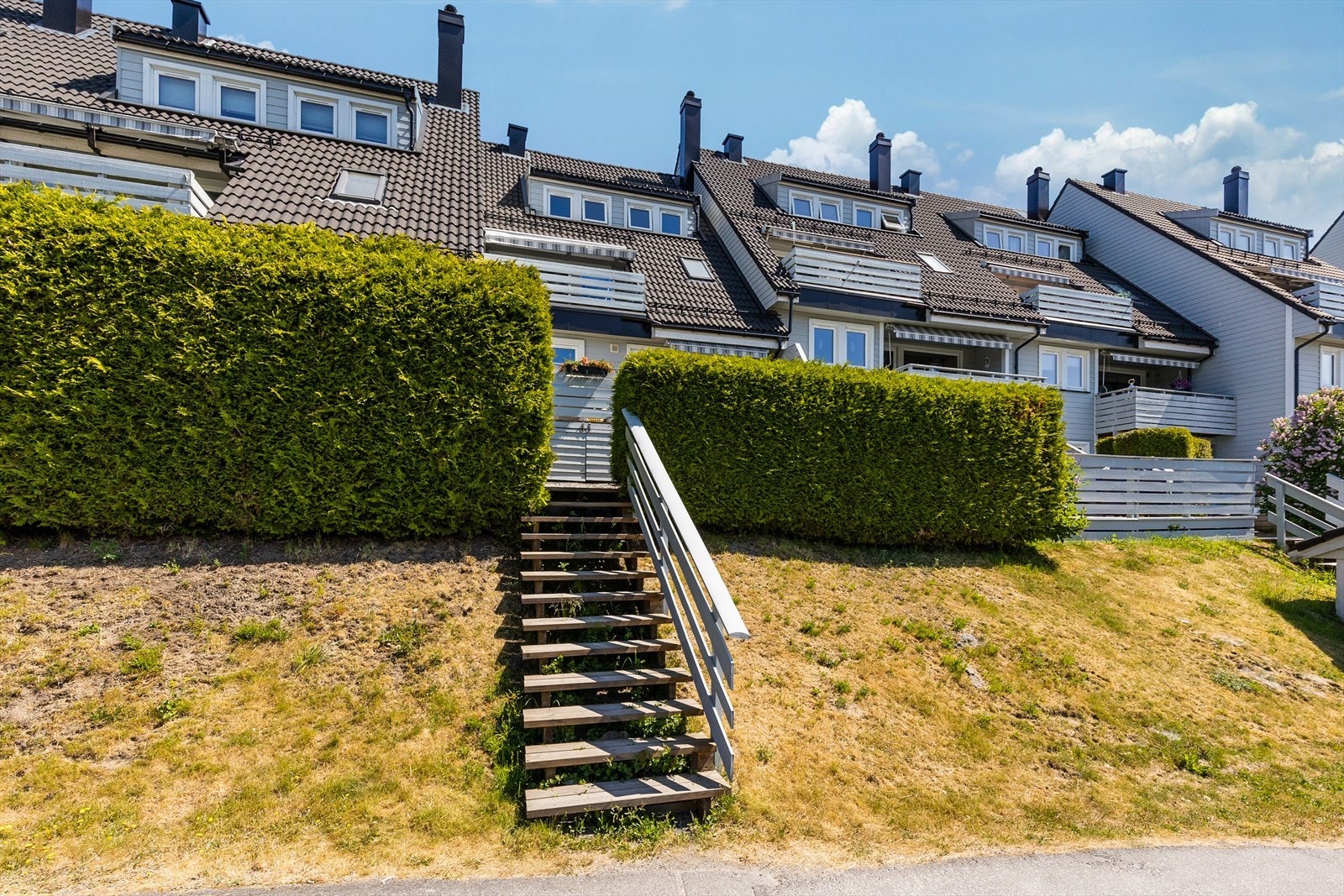 Verandaen har direkte adkomst fra veien. Praktisk når du ikke har oppkjørsel til bilen Galleribilde