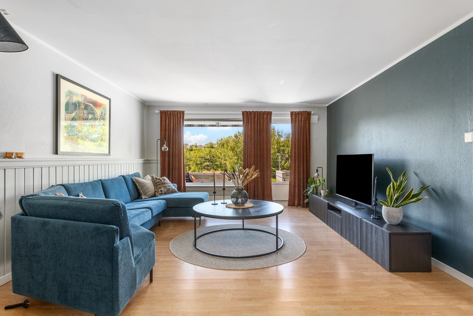 Direkte adkomst til verandaen fra stua er deilig når maten skal nytes ute eller været gir deg dårlig samvittighet for å sitte inne Galleribilde