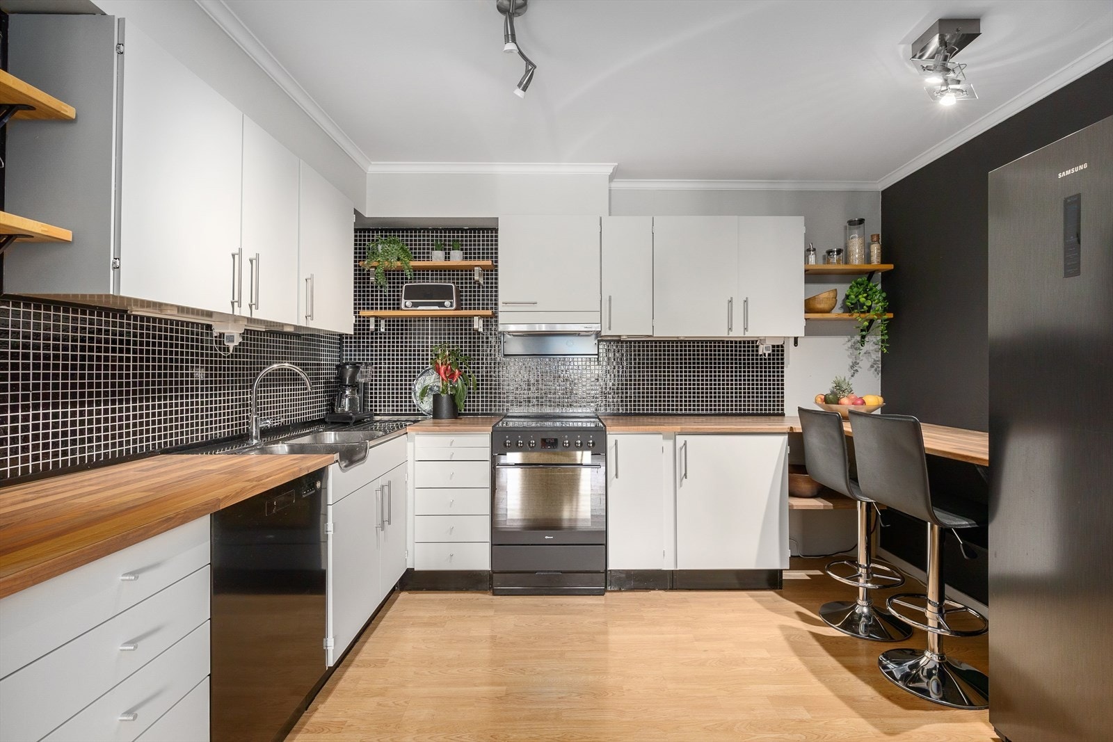 Kjøkkenet er stort og har masse lagringsplass og god gulvplass Galleribilde