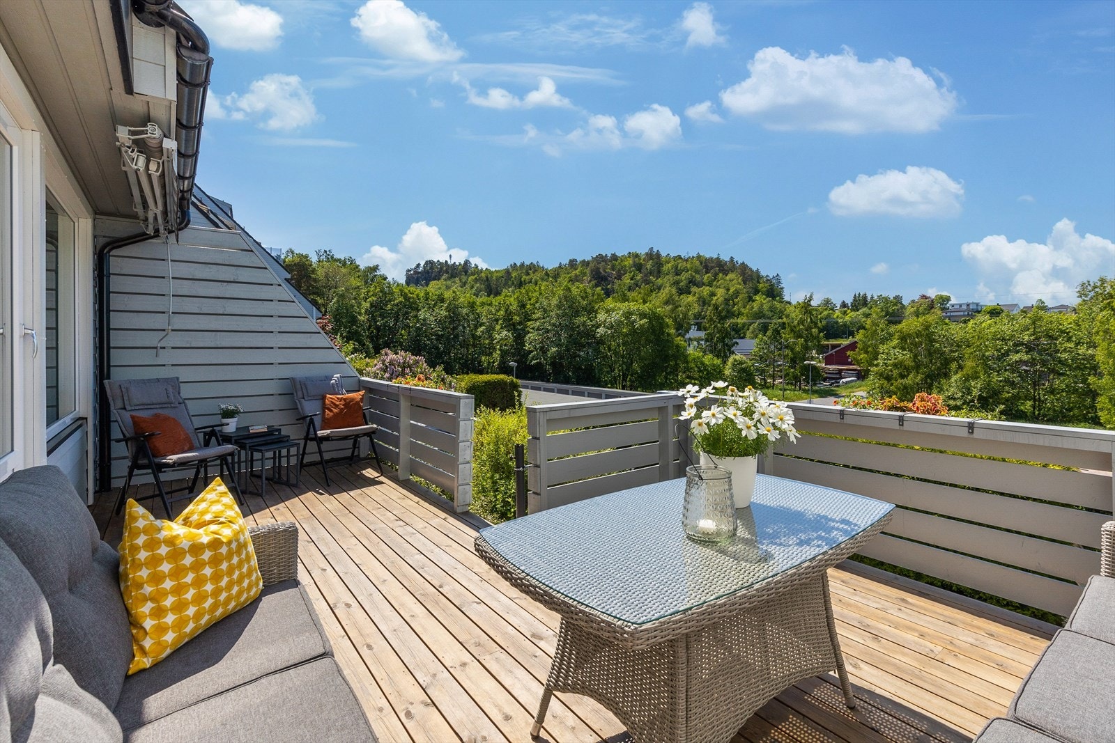 Fra verandaen har du trapp ned til din helt egne hageflekk Galleribilde