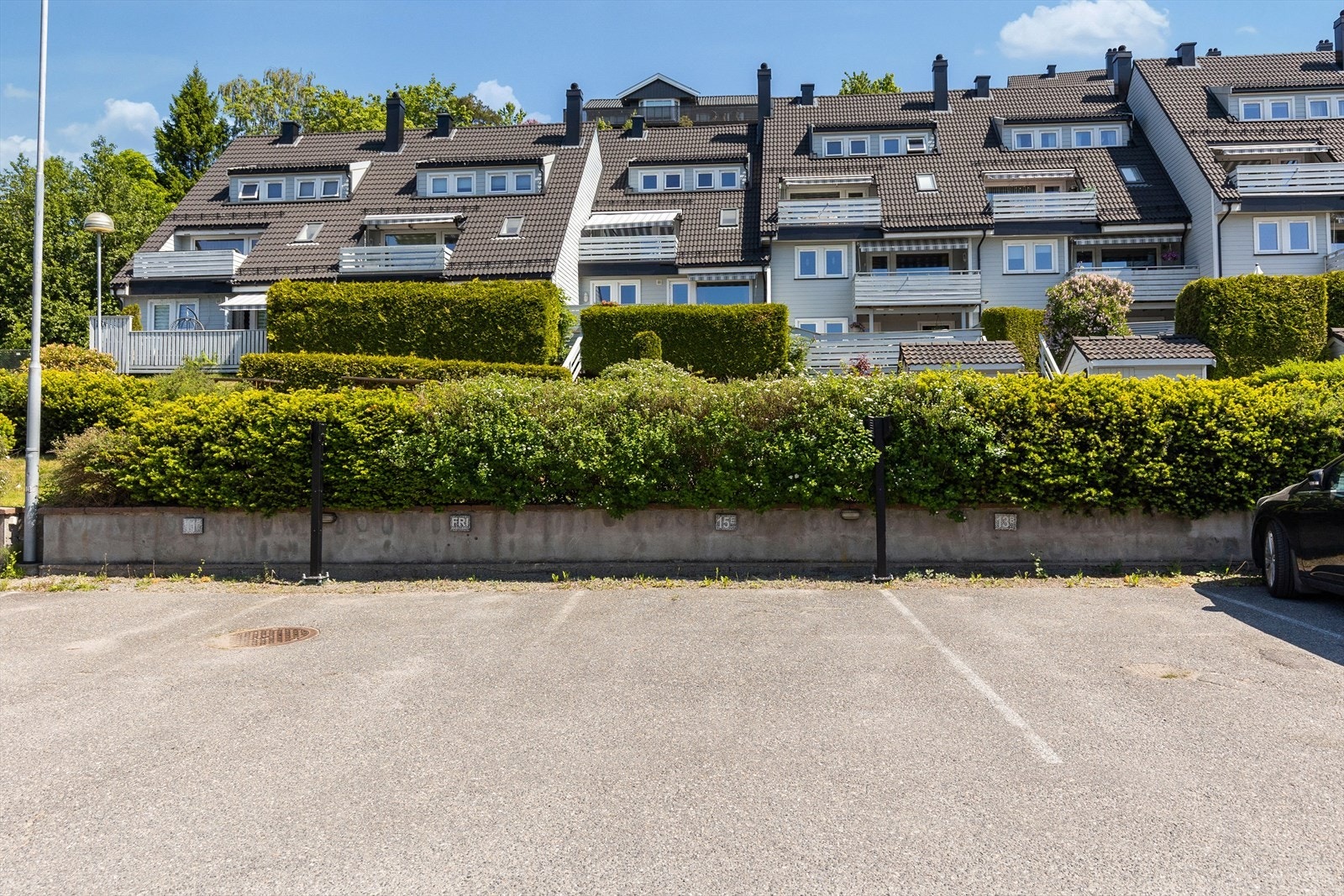 Tilhørende parkeringsplass er tett på eiendommen Galleribilde