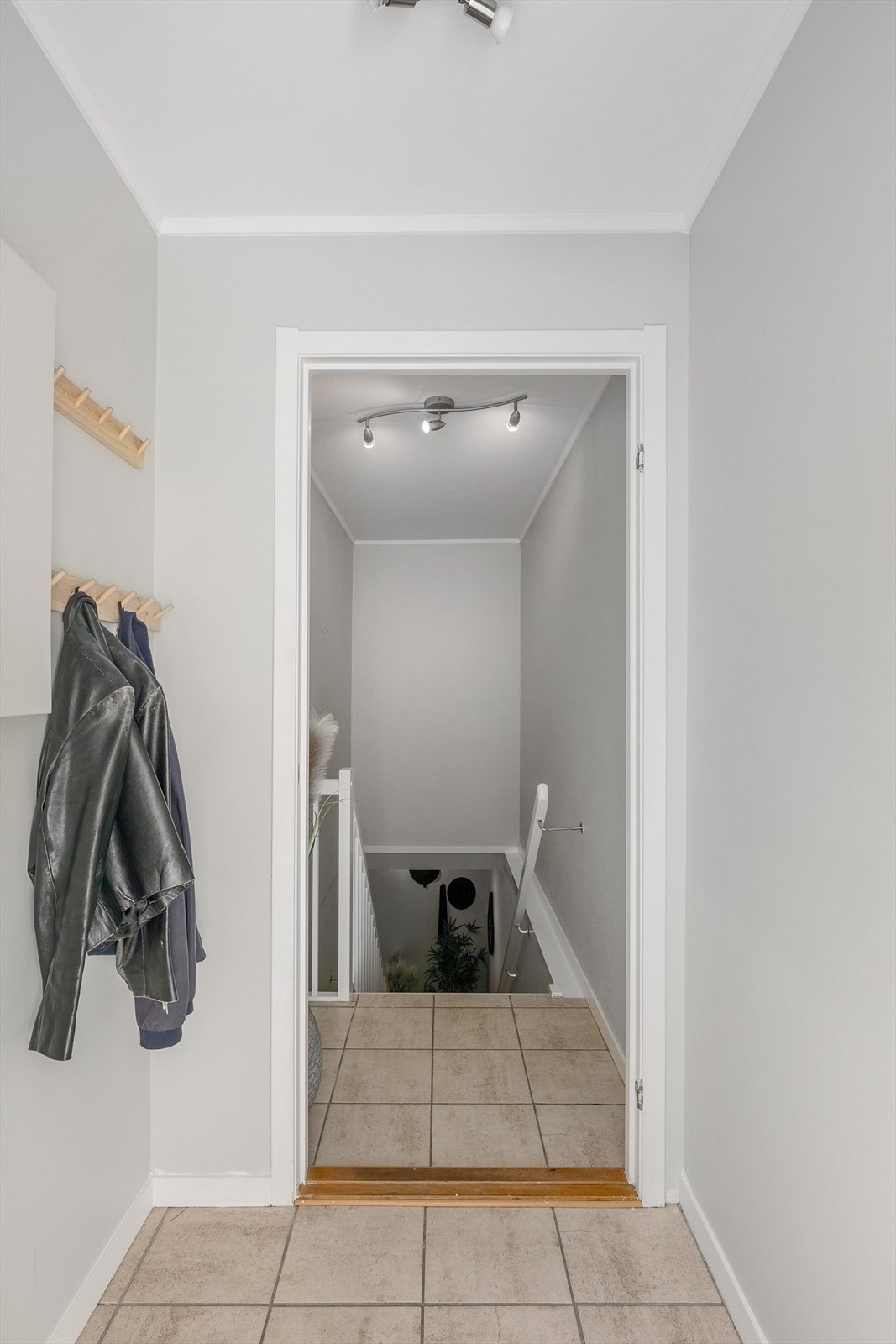 Når du kommer inn er du i 2.etasje i boligen. Herfra går du ned i boligen Galleribilde