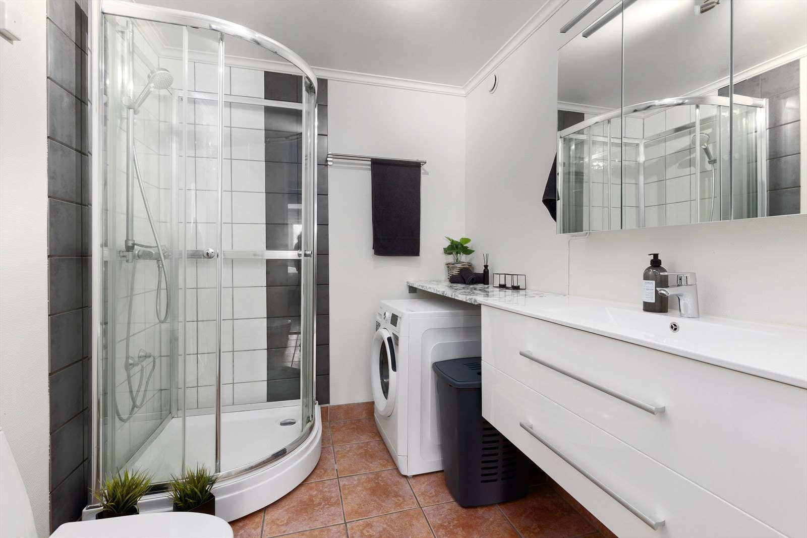 Baderom og vaskerom med god lagringsplass til både håndklær og kosmetisk Galleribilde