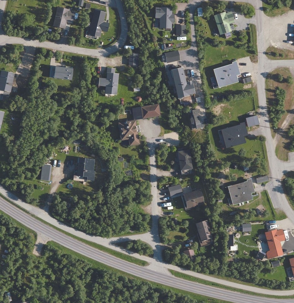 Flyfoto Norgeskart. Tomten er til venstre ved innkjøring Hans A. Opstad vei Galleribilde