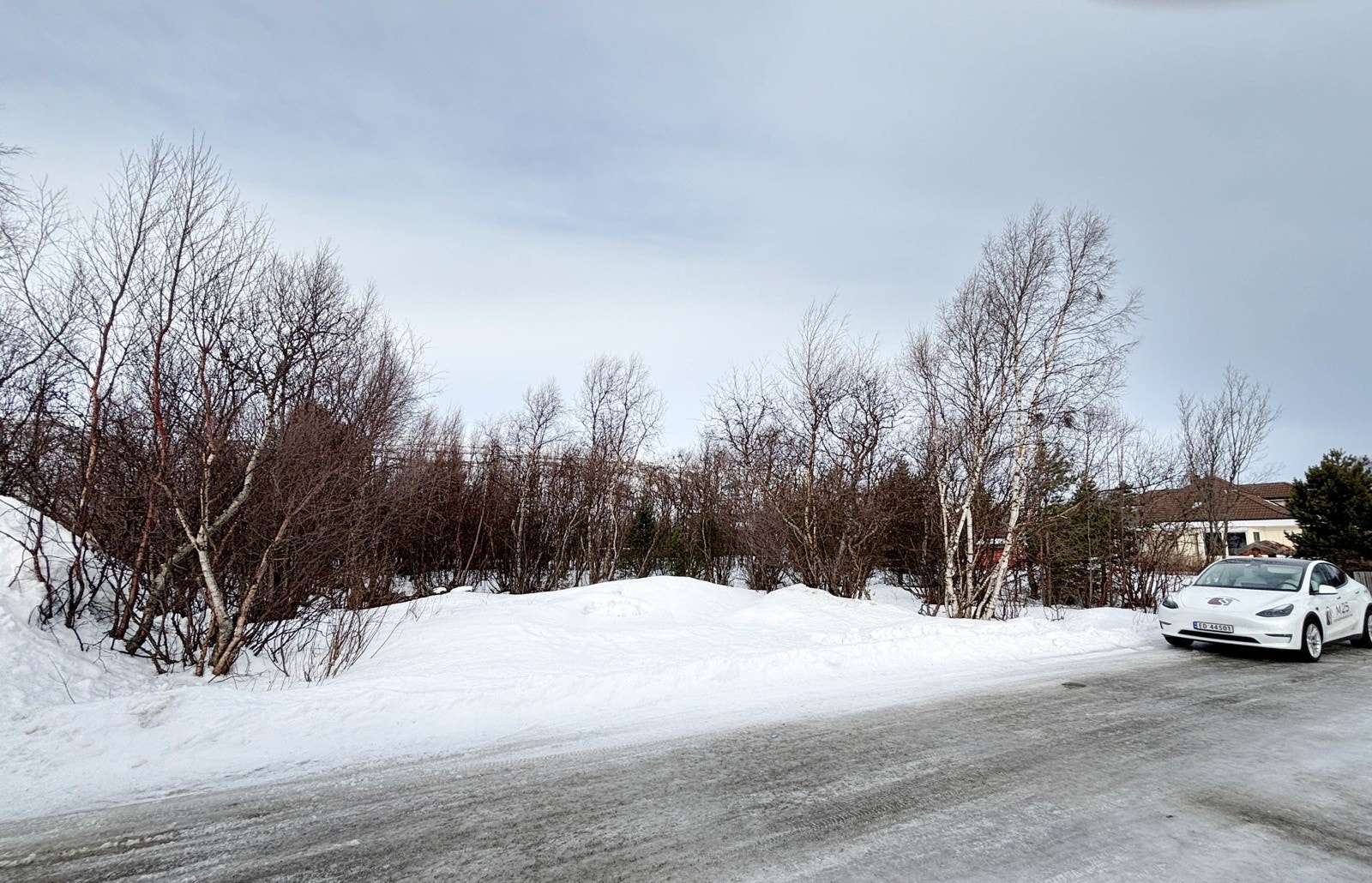 Tomten sett mot sørvest inn fra E6 Galleribilde