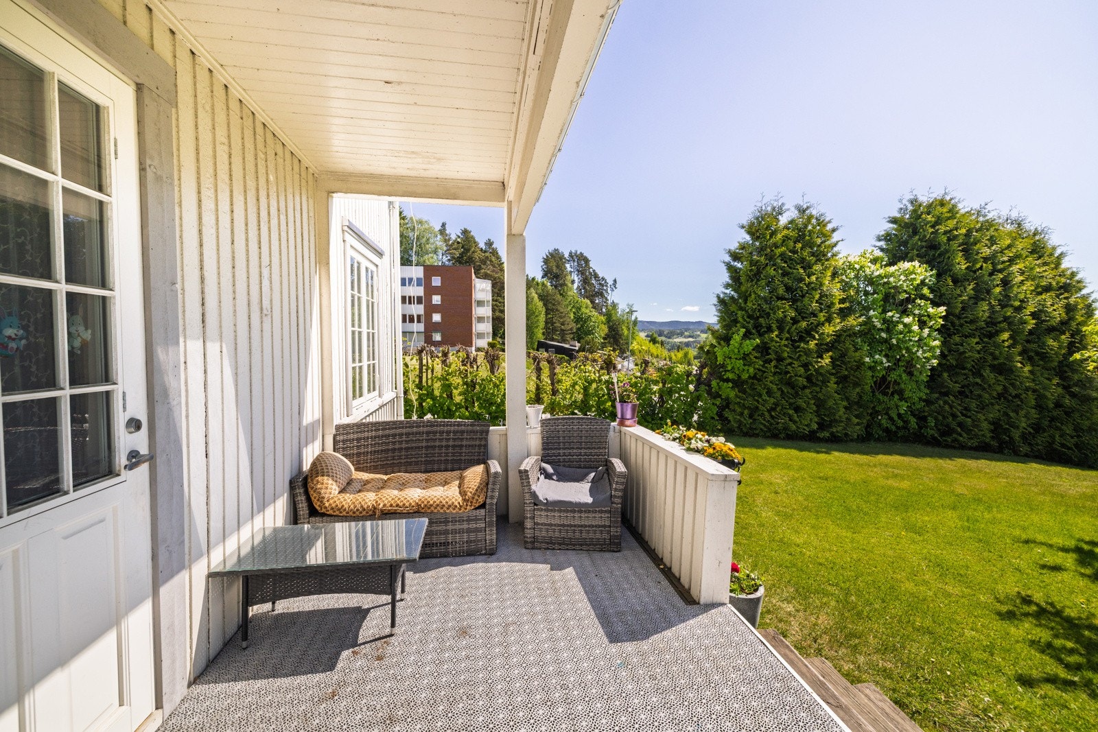 Fra stua er det adkomst til terrasse med meget gode solforhold. Galleribilde