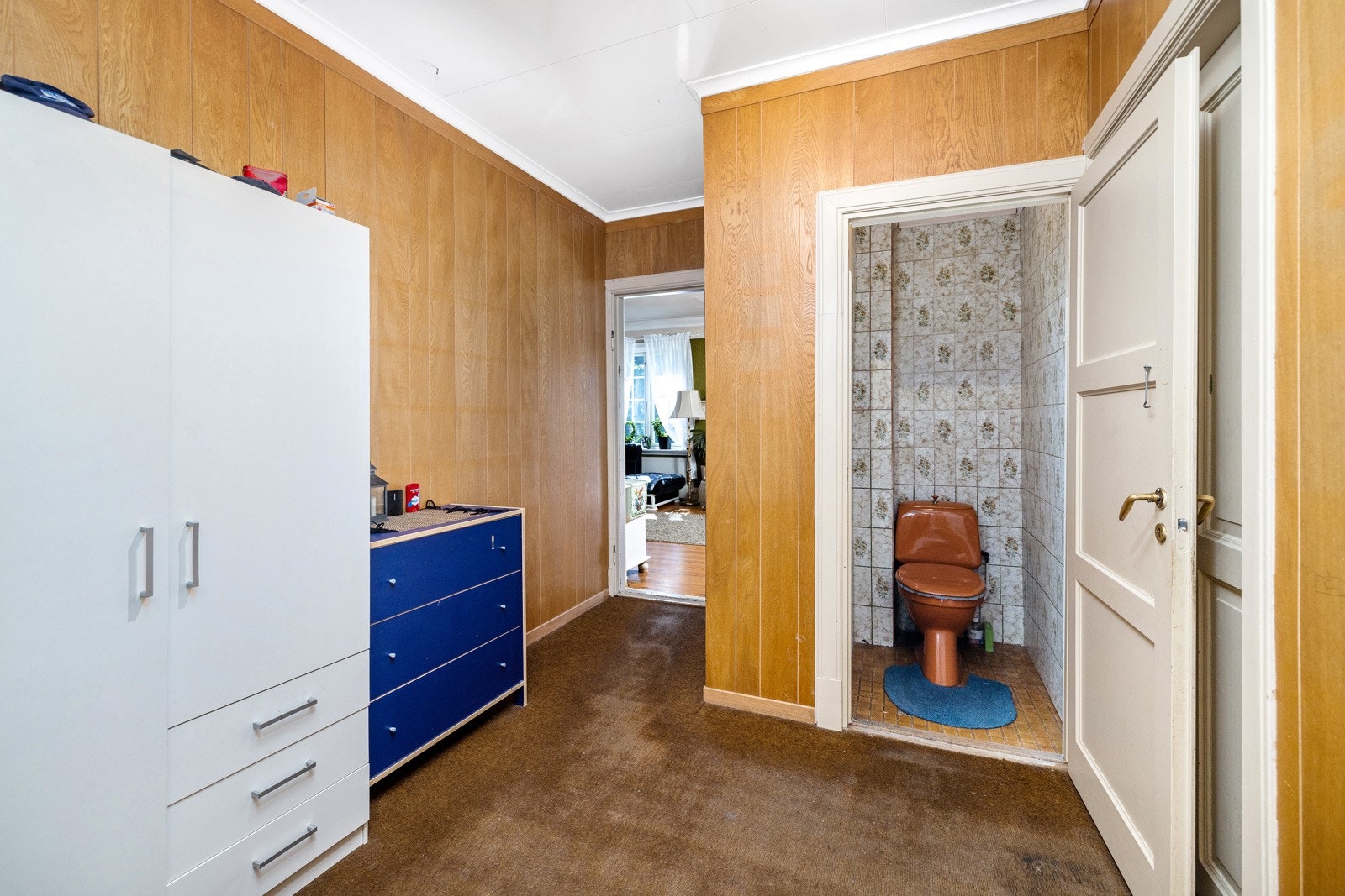 Gang med adkomst til kjøkken og stue. Praktisk toalettrom. Galleribilde